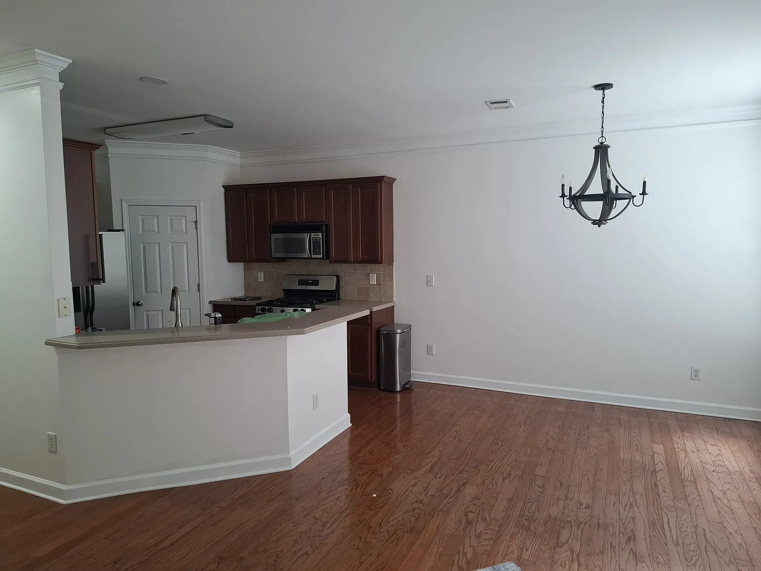 3 bed, 1845 sqft, $3,100 — Photo 4