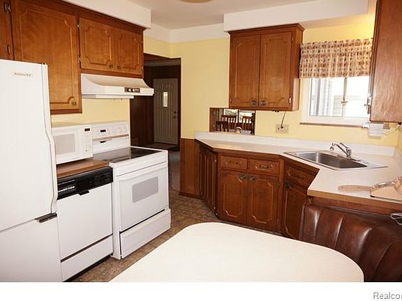 3rd image of 30728 Westfield St
