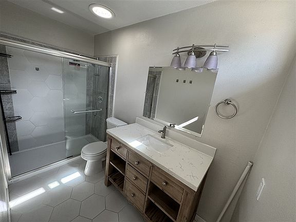 3rd image of 800 Lacebark St