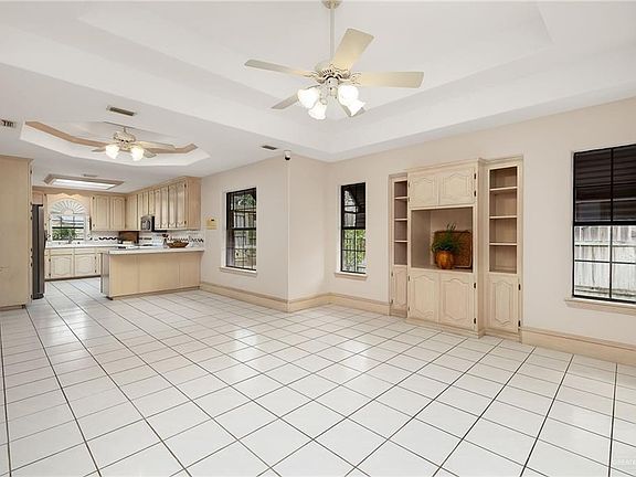4th image of 320 Thunderbird Ave