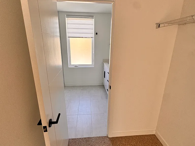 2344 Franklin Ave E — Photo 51