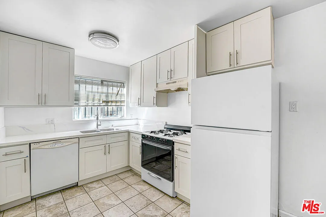 1427 N Martel Ave — Photo 4