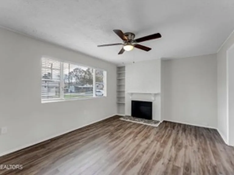 219 W Fairview Rd — Photo 2