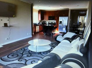 214 S Wood St #1A, Chicago, IL 60612