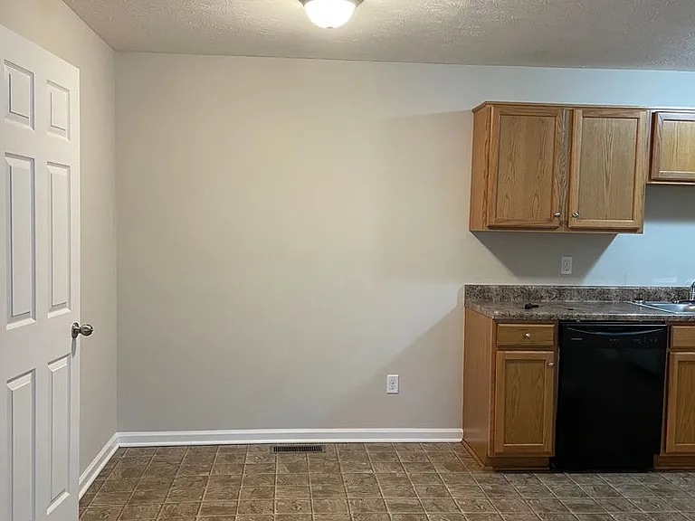 343 Upper Stone Ave #C — Photo 8