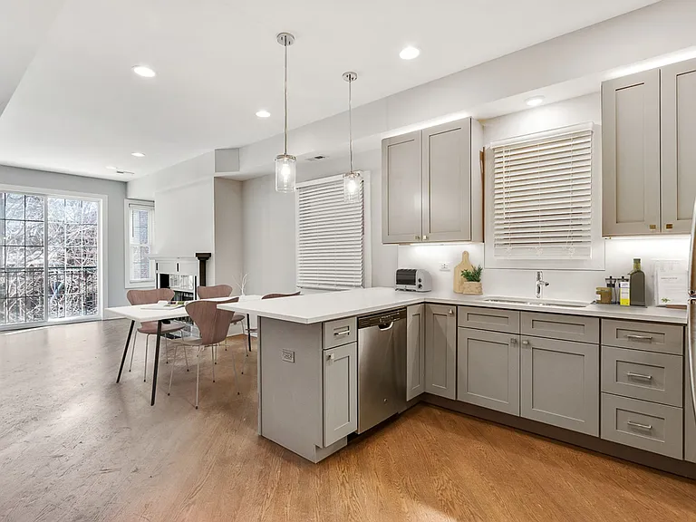 2710 N Wayne Ave — Photo 8
