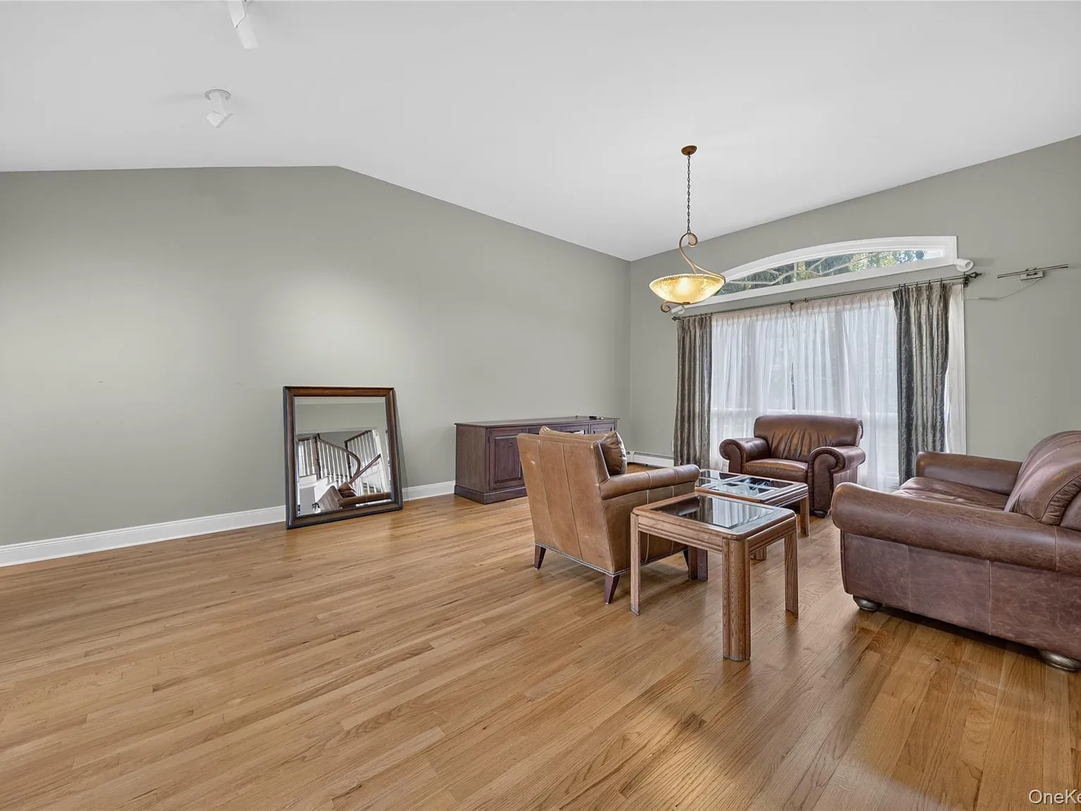 4 bed, 3.5 bath, 3323 sqft, $9,000 — Photo 2