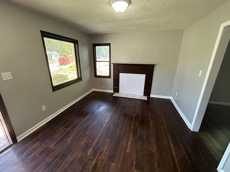 2115 Lee High Dr NE — Photo 2