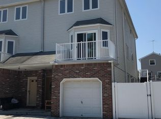28 Dina Ct, Staten Island, NY 10306