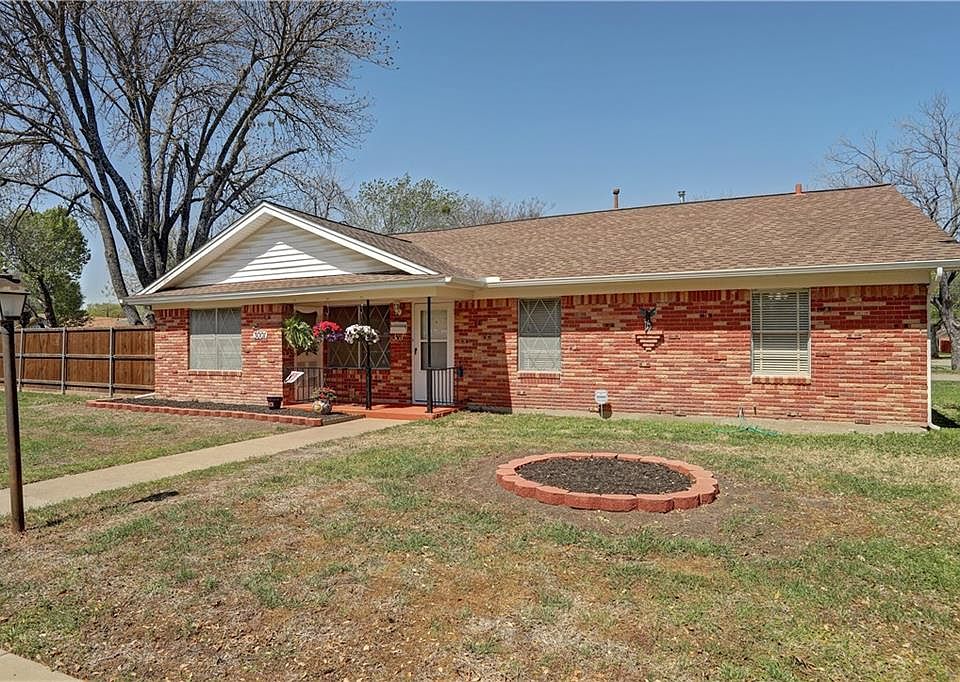 1st image of 3001 Maple Dr
