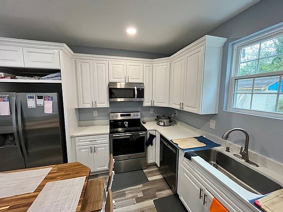 4th image of 850 W 41st St