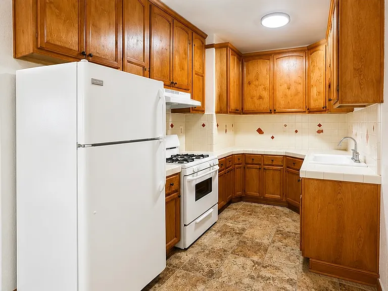 1172 N Kingsley Dr #107 — Photo 14