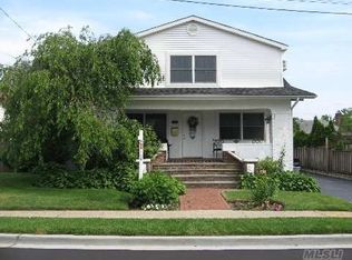 23 Alice St, Merrick, NY 11566