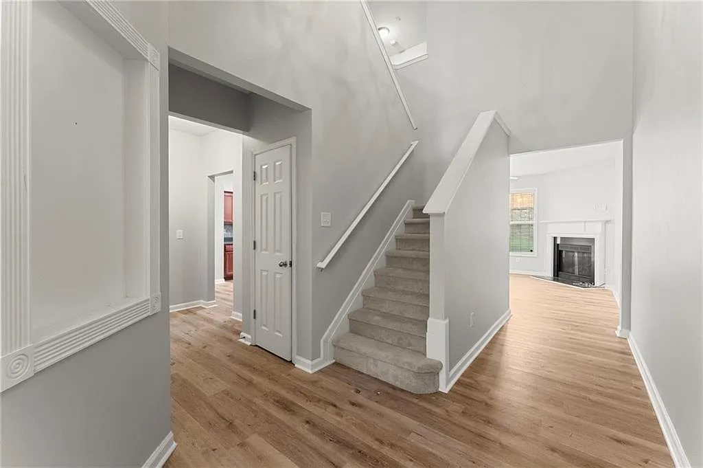 3 bed, 2.5 bath, 1996 sqft, $2,295 — Photo 2