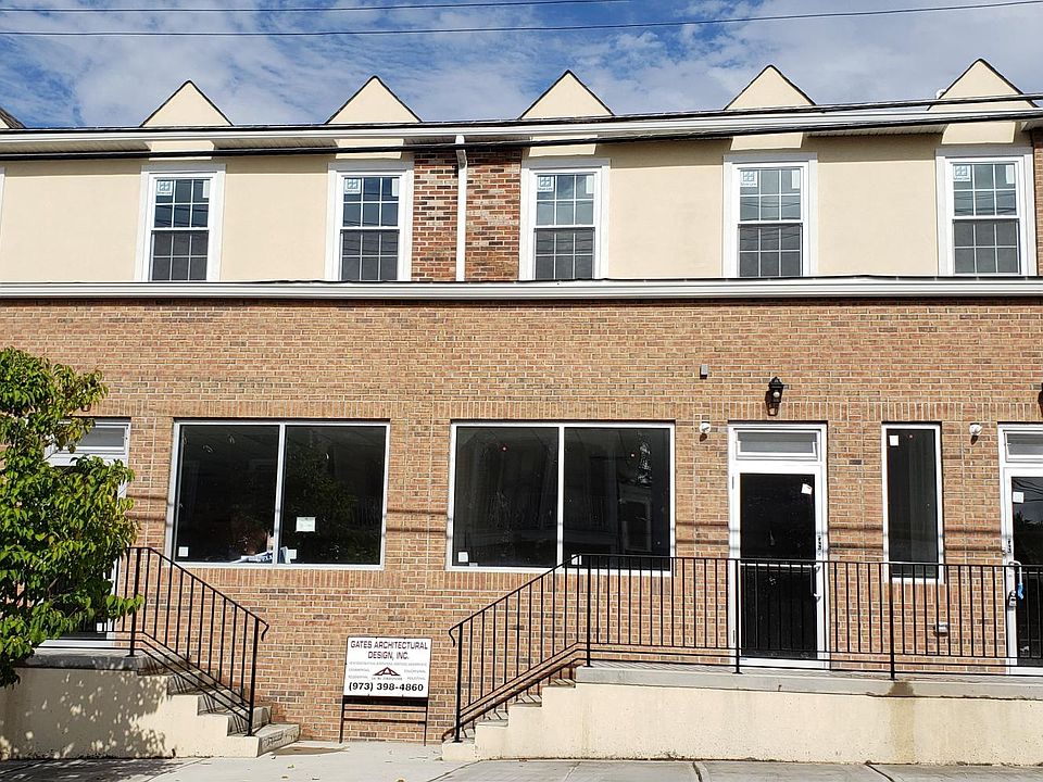 Front of the building - 2 apt on 2nd floor