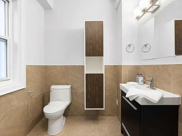 240 Blackburn Ave — Photo 27