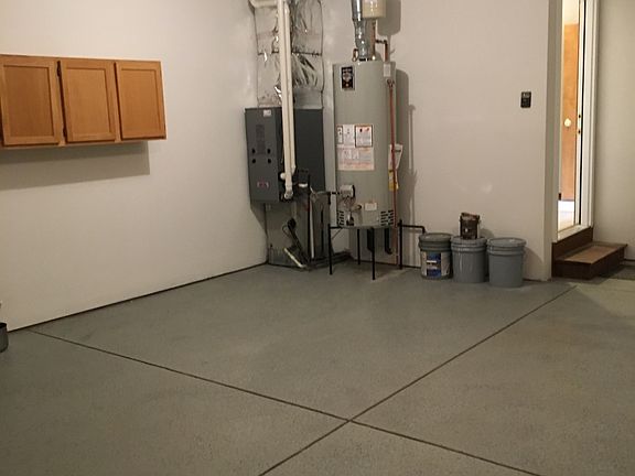 Garage w/New water heater!