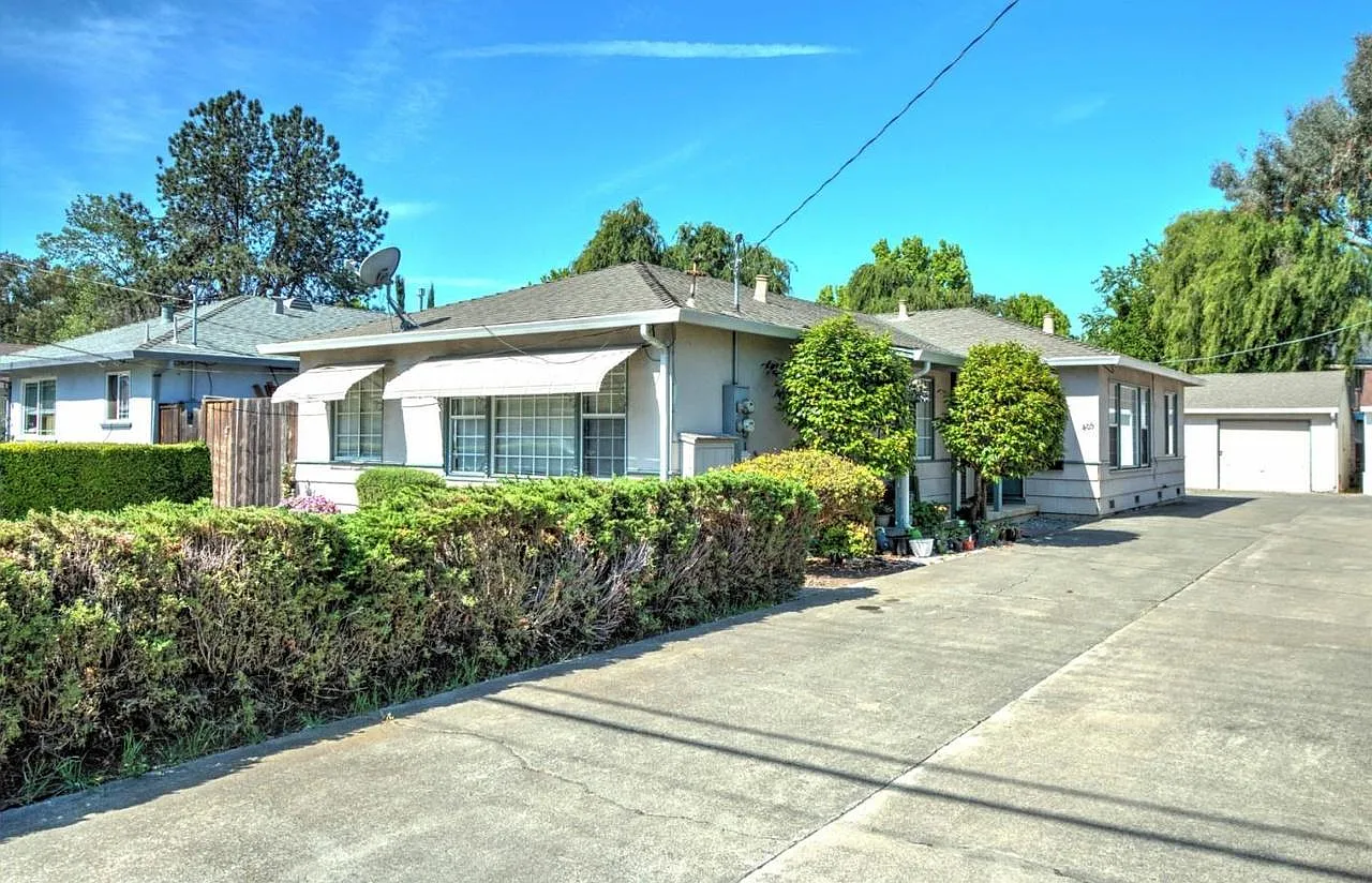 2 bed, 863 sqft, $3,300 — Photo 1