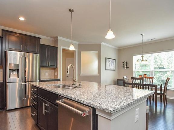4th image of 167 Farmers Folly Dr