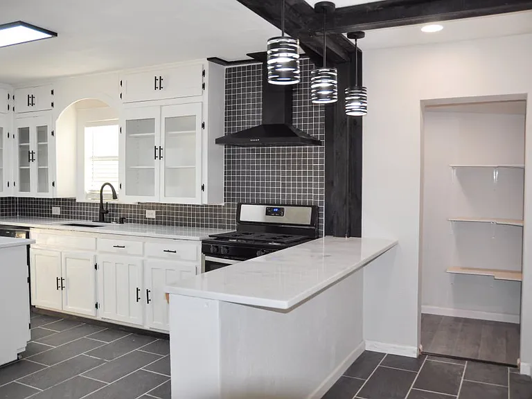 114 Yates St — Photo 10