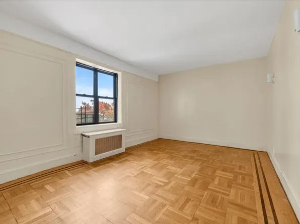 402 Bayridge Parkway image 3 of 11