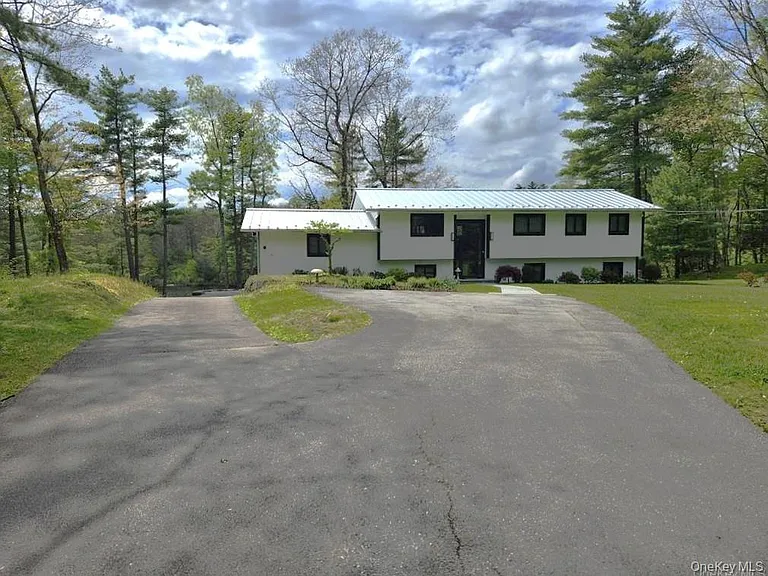 53 Lake Pleasant Dr — Photo 1