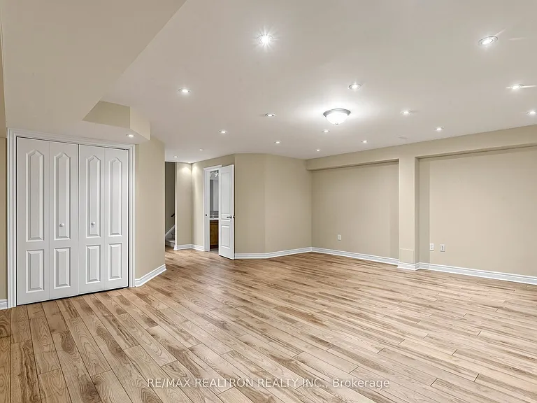 142 Mistywood Cres W — Photo 40