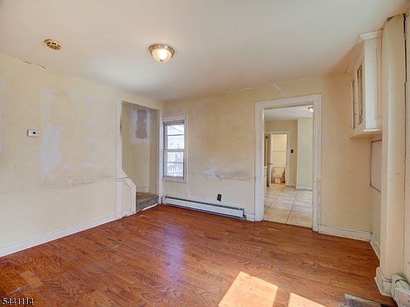 3rd image of 220 William St