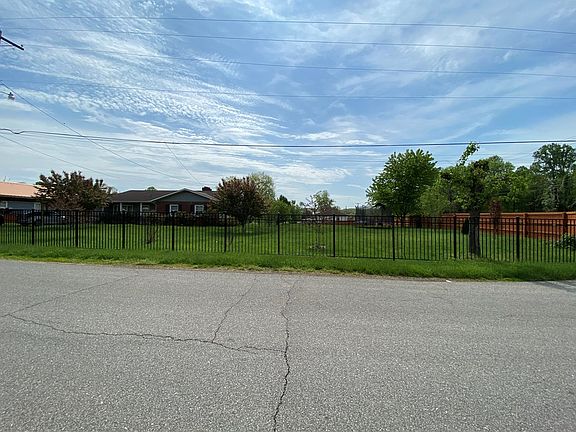 3rd image of 1101 Oakes Ave