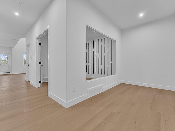 3rd image of 61 Renwyck Pl