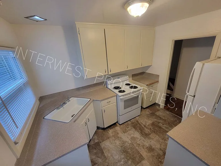 7920-7932 SE Woodstock Blvd — Photo 5