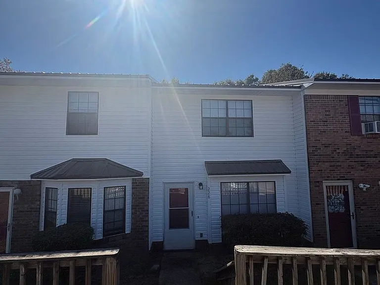 228 Edith Way — Photo 1