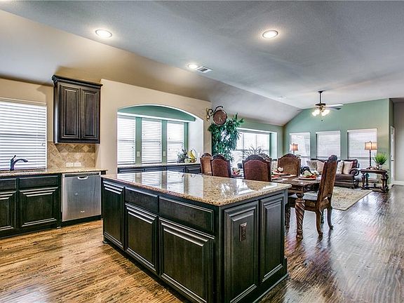 5th image of 1012 Freesia Dr