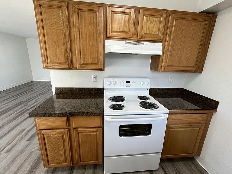 Lakeside Apartments — Photo 9