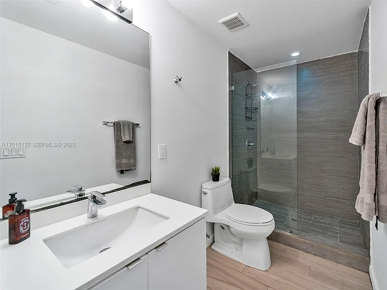 820 15th St #202 — Photo 8