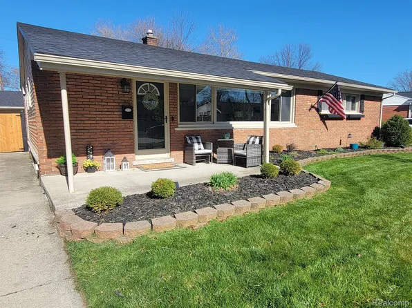 2830 S Trenton Dr, Trenton, MI 48183