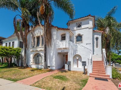 8701 W Olympic Blvd, Los Angeles, CA, 90035