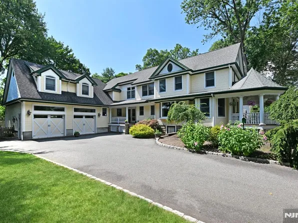 39 Magnolia Ave, Hillsdale, NJ 07642