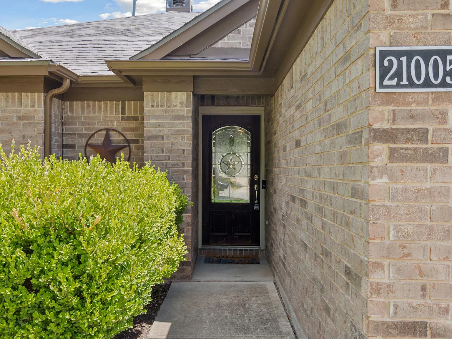 3 bed, 1817 sqft, $2,300 — Photo 2