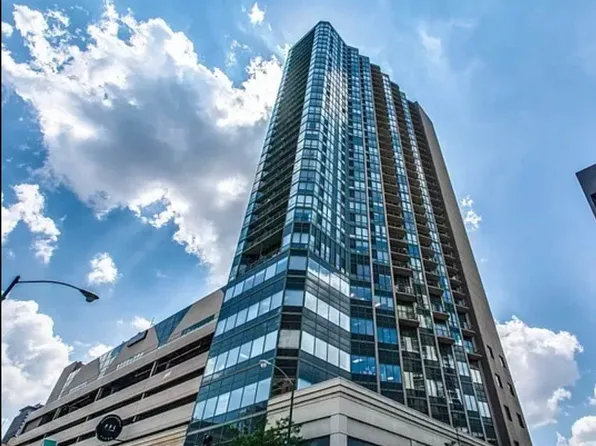 111 W Maple St, Chicago, IL