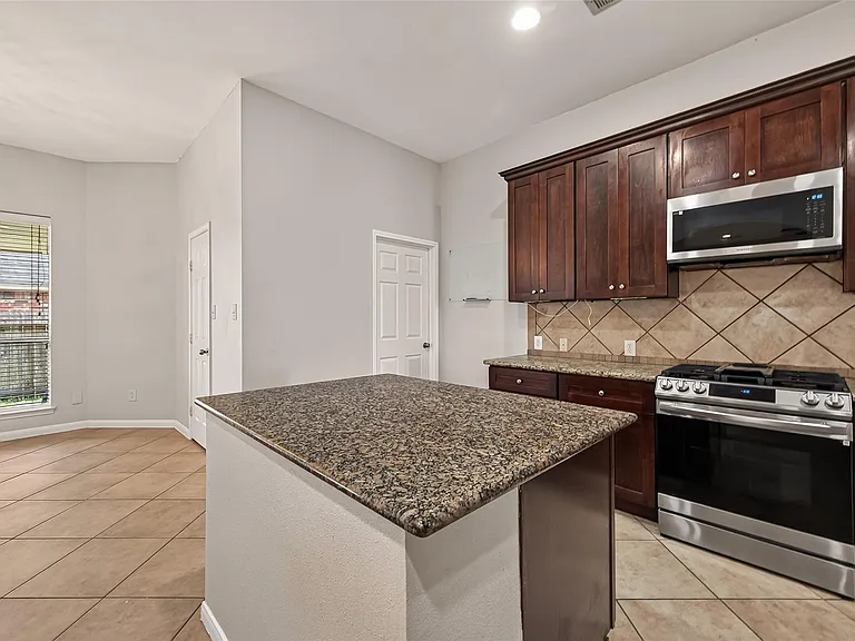 706 Silver Creek Cir — Photo 27