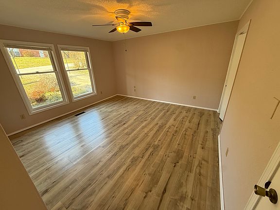 3rd image of 46 Elizabeth Dr