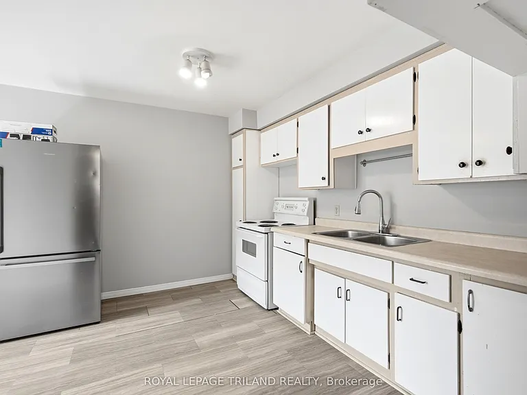 195 B Cedarvale Cres #A — Photo 7