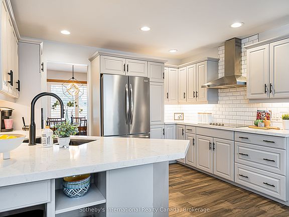 2nd image of 154 Mary St