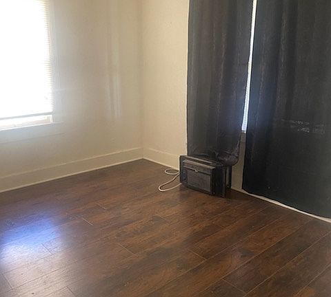 3rd image of 820 S Avenue B