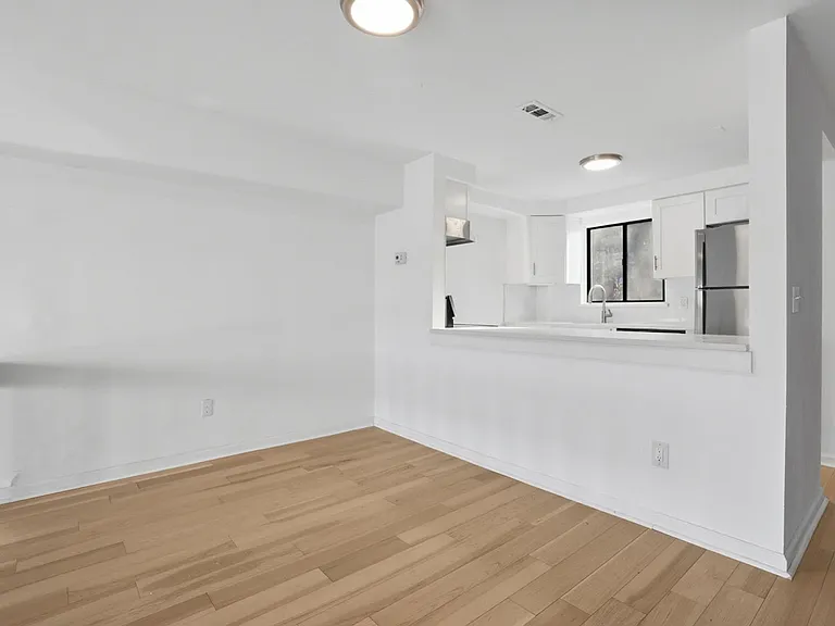 Village in the Park Apartments — Photo 24