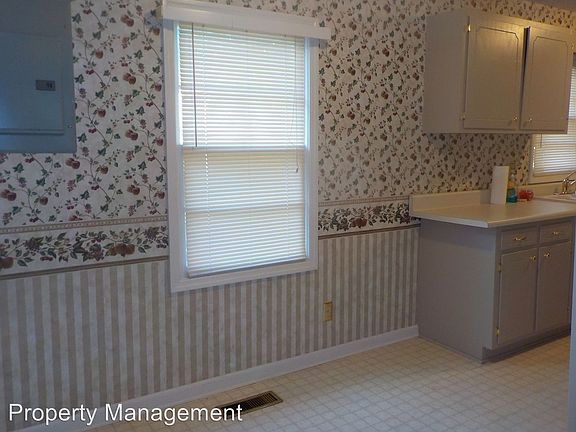 4th image of 5000 Lake Circle Dr NE
