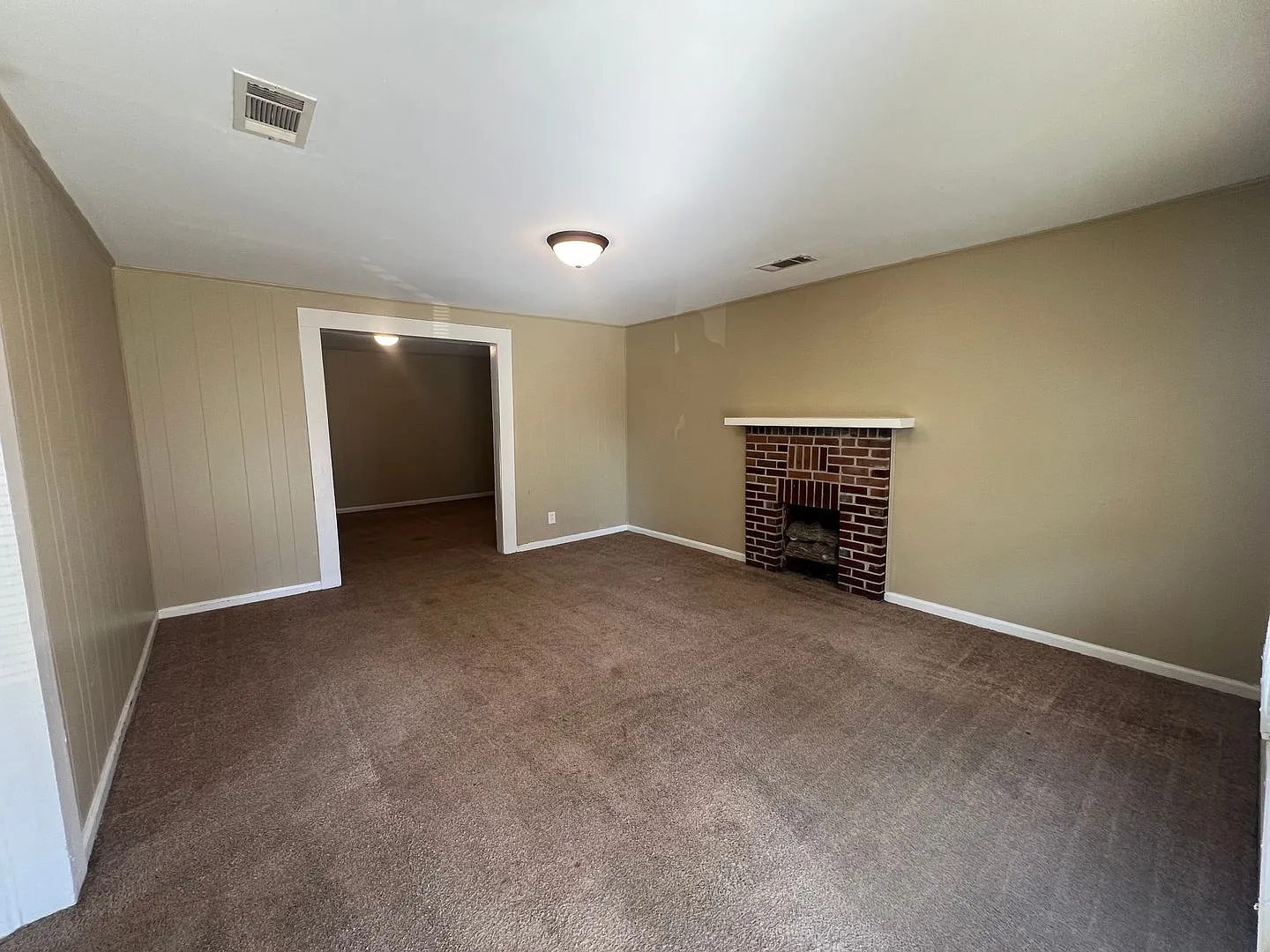 2 Bedroom 1 Bathroom Home in the West End — Photo 2