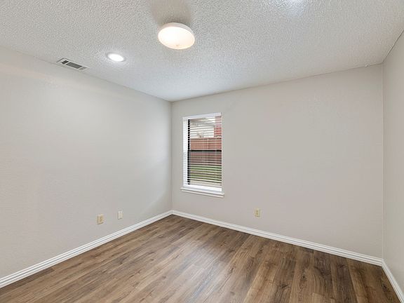 3rd image of 786 Eiffel Dr