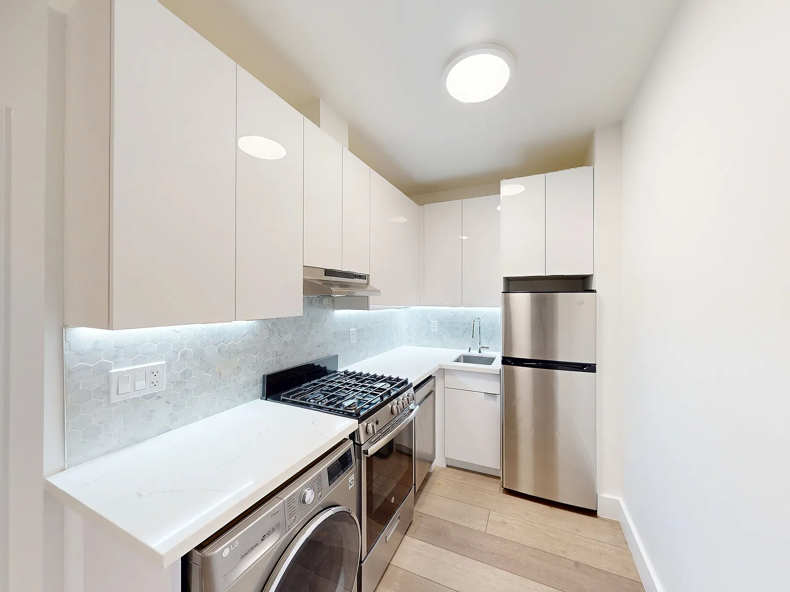 Nicely Remodeled Lower Nob Hill Studio with In-Unit Laundry & Dishwasher — Photo 1